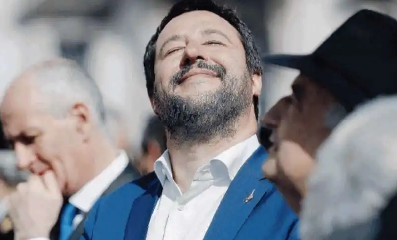 SALVINI BACIATO DAL SOLE