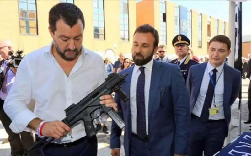 SALVINI E MORISI CON MITRAGLIETTA 