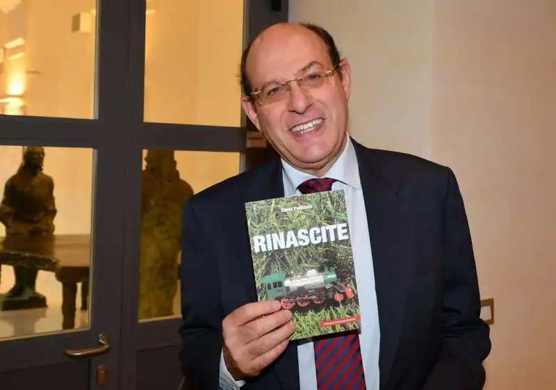 sante perticaro con il libro presentato foto di bacco