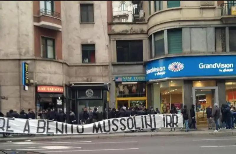 striscione mussolini