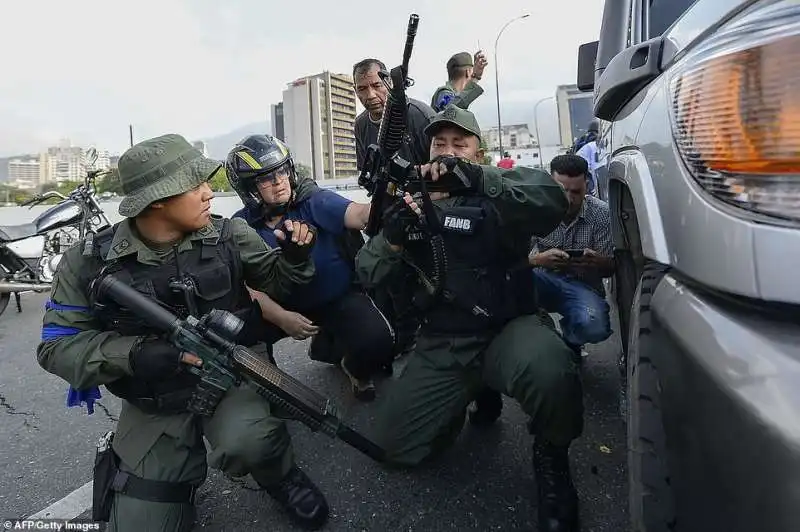 venezuela   scontri tra i manifestanti e la polizia dopo la chiamata alla rivolta di juan guaido' 18