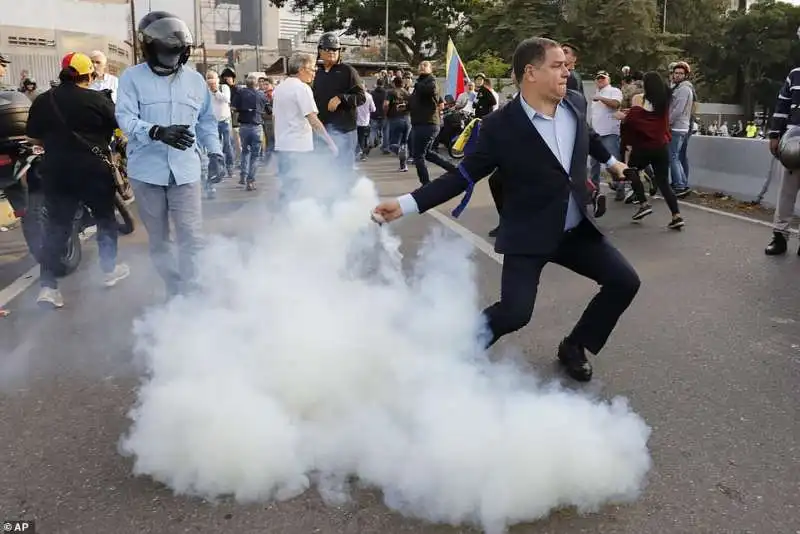 venezuela   scontri tra i manifestanti e la polizia dopo la chiamata alla rivolta di juan guaido' 4