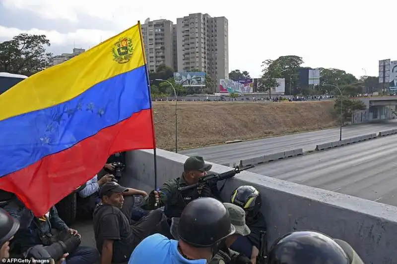 venezuela   scontri tra i manifestanti e la polizia dopo la chiamata alla rivolta di juan guaido' 12