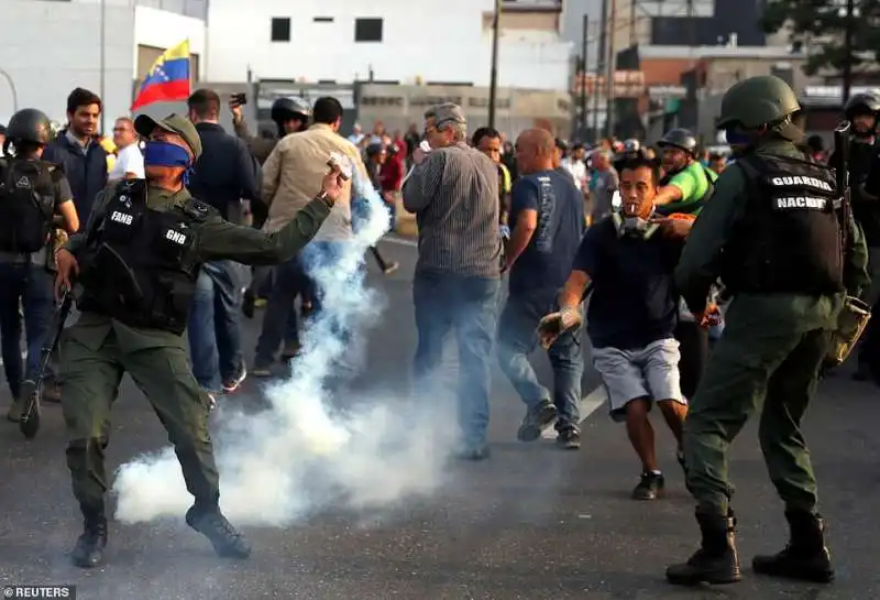 venezuela   scontri tra i manifestanti e la polizia dopo la chiamata alla rivolta di juan guaido' 5