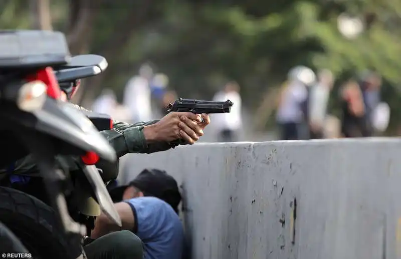 venezuela   scontri tra i manifestanti e la polizia dopo la chiamata alla rivolta di juan guaido' 6