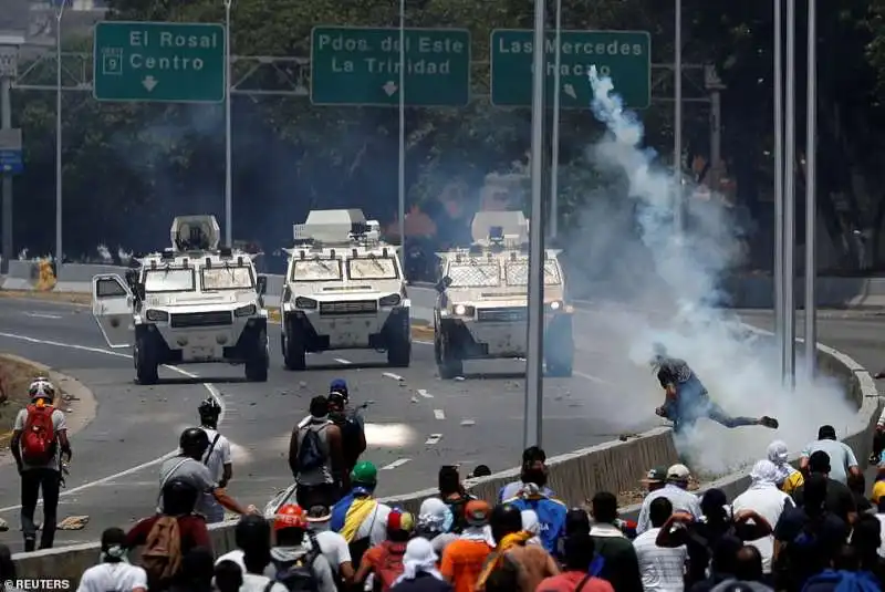 venezuela   scontri tra i manifestanti e la polizia dopo la chiamata alla rivolta di juan guaido' 15