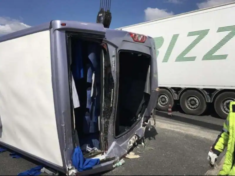 zagarolo   un tir si scontra contro un pullman di bambini in gita 2