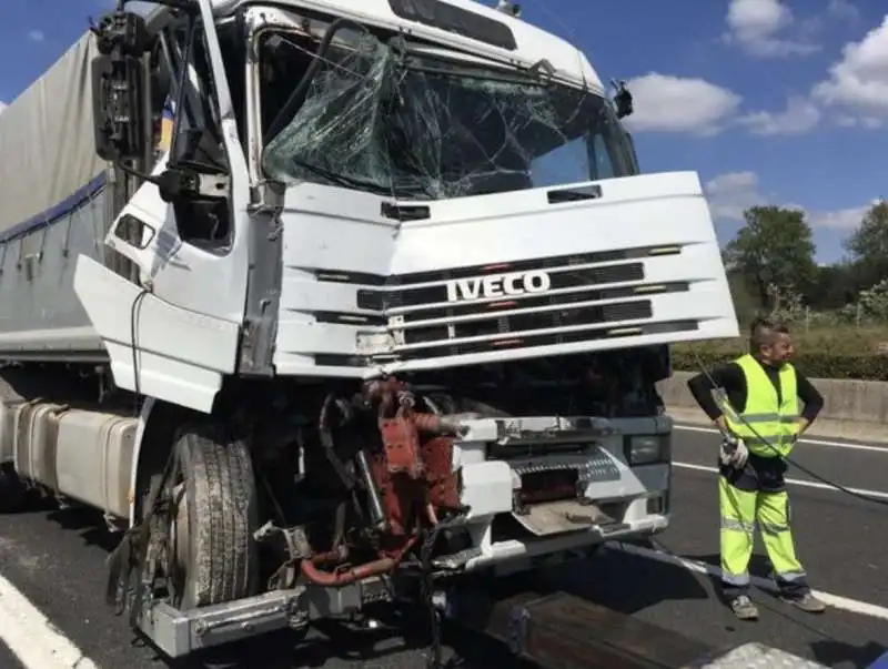 zagarolo   un tir si scontra contro un pullman di bambini in gita 3