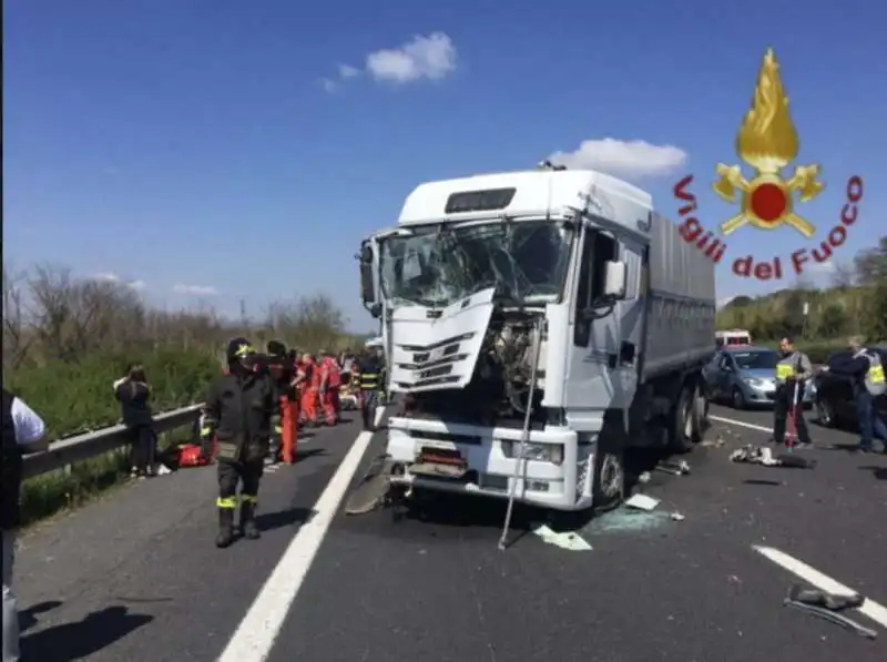 zagarolo   un tir si scontra contro un pullman di bambini in gita 9