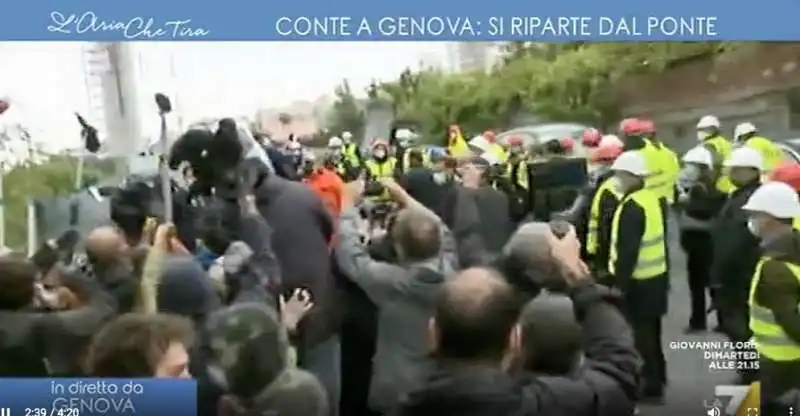 ASSEMBRAMENTO SOTTO IL PONTE DI GENOVA PER L ARRIVO DI CONTE. 