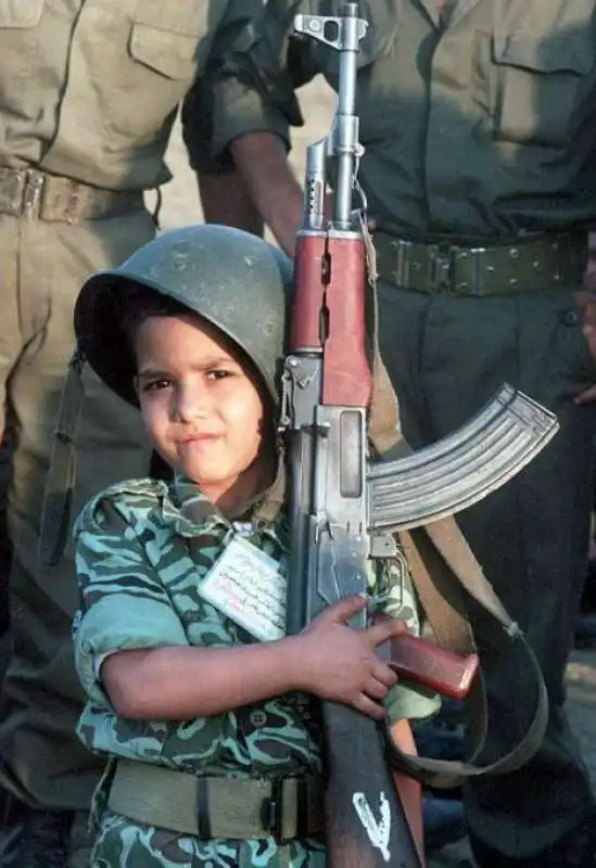 bambino con kalashnikov