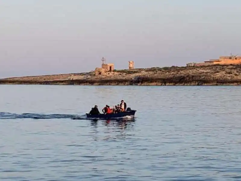 barchini lampedusa migranti 2