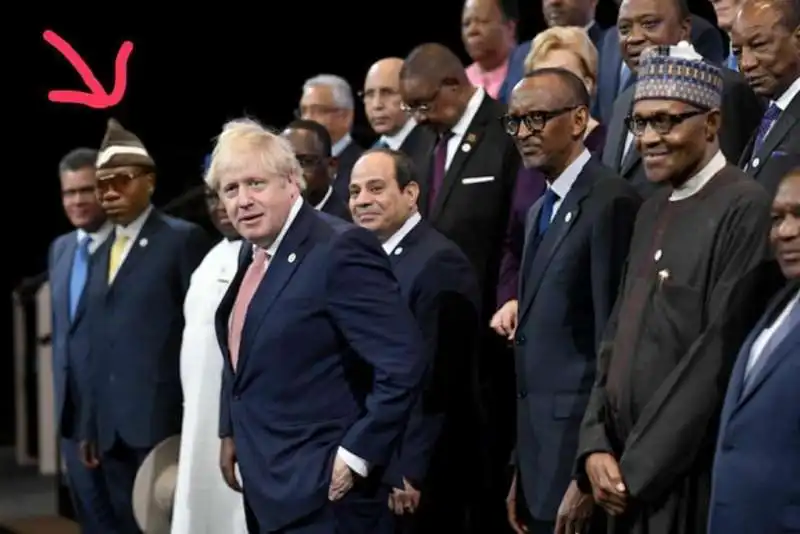 boris johnson e i portatori di bare ghanesi