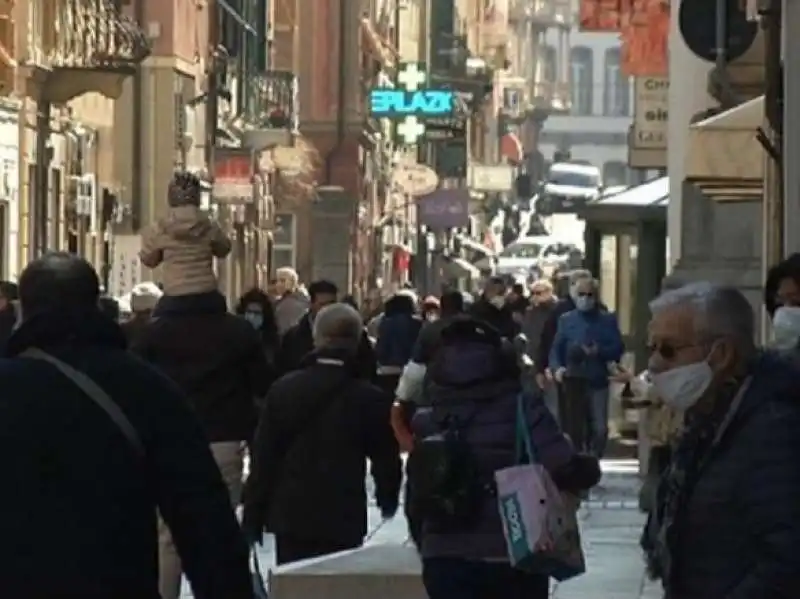 CORONAVIRUS - FOLLA A VIA SESTRI A GENOVA - FOTO DIFFUSA DA GIOVANNI TOTI