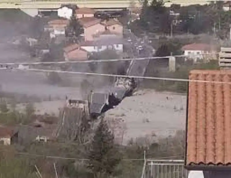 crolla ponte ad albiano   aulla, provincia di massa carrara 1