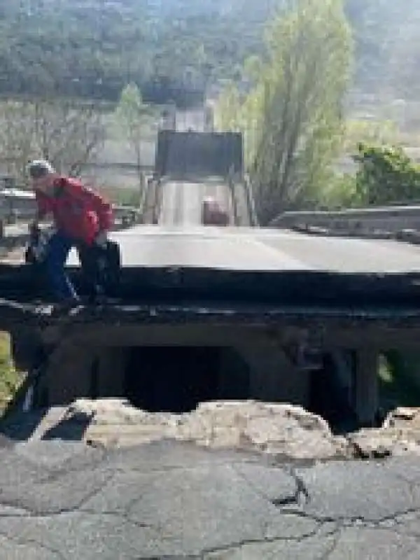 crolla ponte ad albiano   aulla, provincia di massa carrara 7