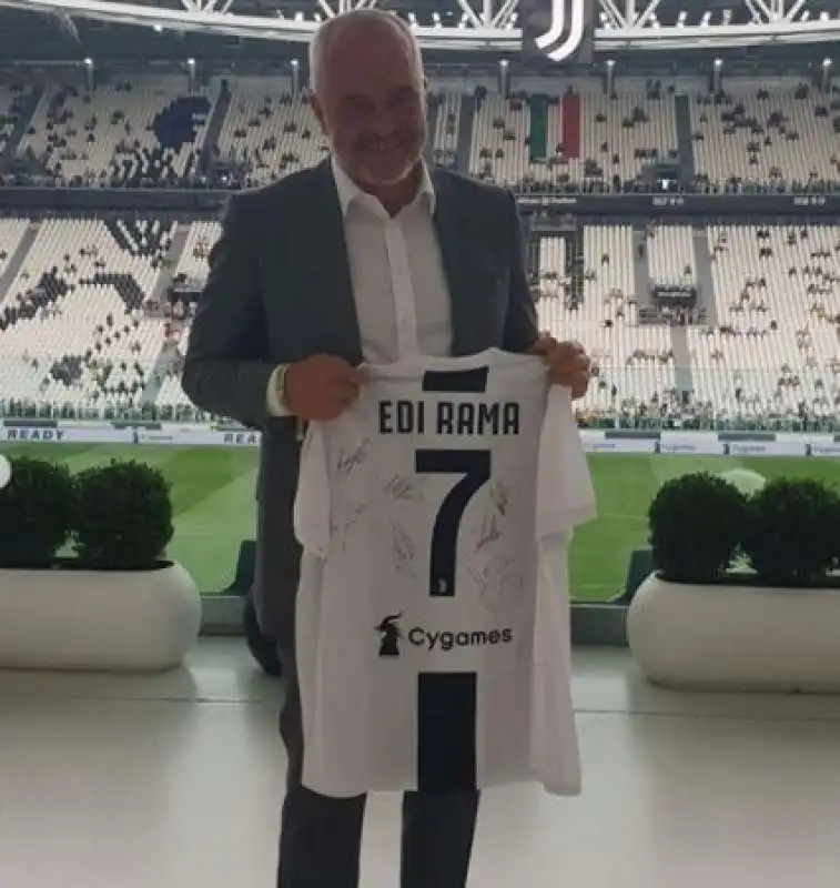 EDI RAMA CON LA MAGLIA DELLA JUVENTUS