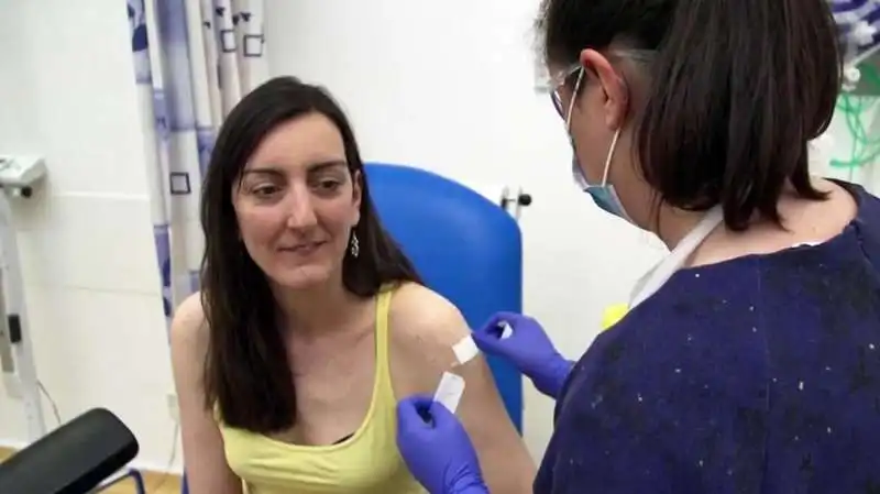 elisa granato si fa iniettare la prima dose di vaccino contro il coronavirus 1