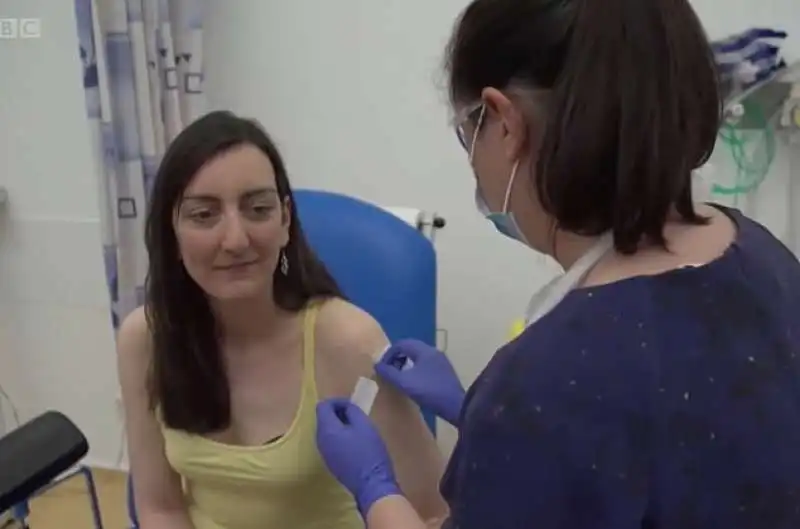 elisa granato si fa iniettare la prima dose di vaccino contro il coronavirus 