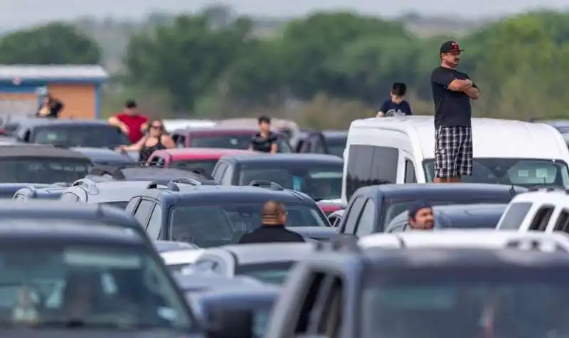 famiglie in coda per la distriubuzione di cibo a san antonio 6