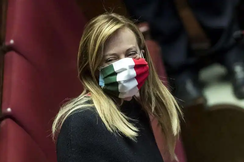 giorgia meloni con mascherina tricolore