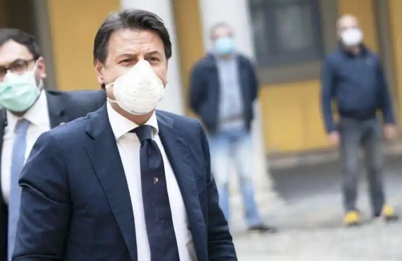 giuseppe conte a bergamo con mascherina