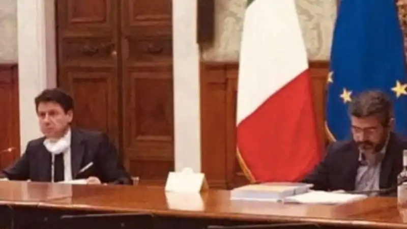 giuseppe conte con mascherina e fraccaro