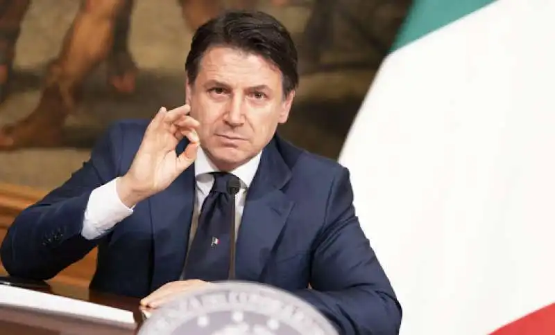 giuseppe conte furioso  in conferenza stampa 