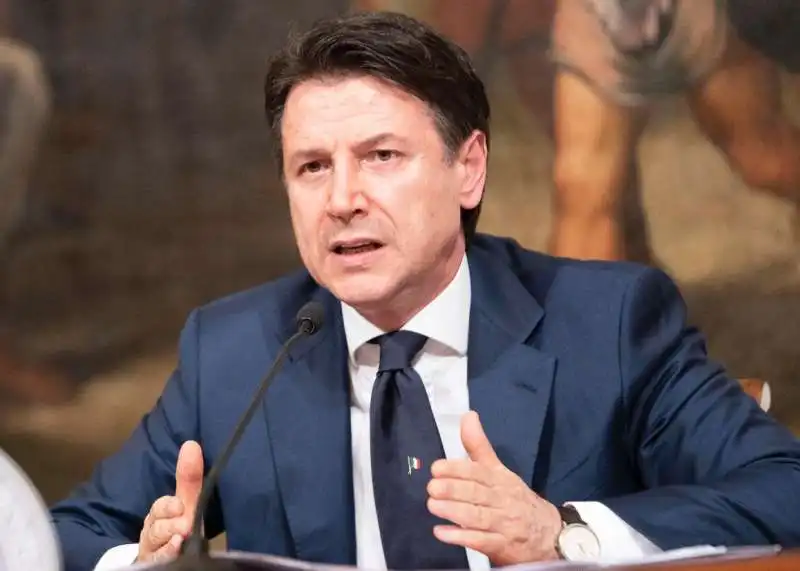 giuseppe conte furioso  in conferenza stampa.  