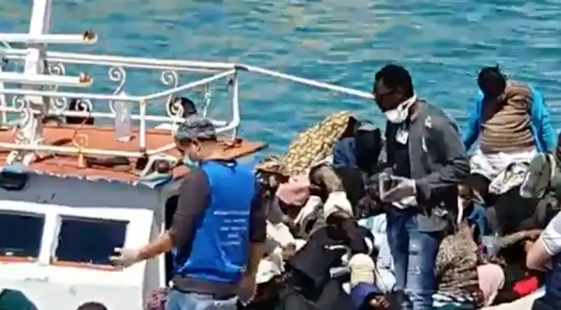 i migranti arrivano a lampedusa nonostante il coronavirus 3