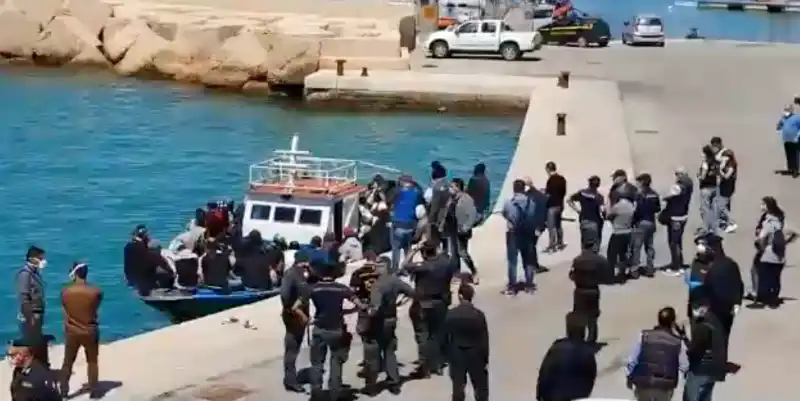 i migranti arrivano a lampedusa nonostante il coronavirus 4