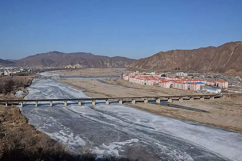 il confine tra corea del nord e cina sul fiume tumen