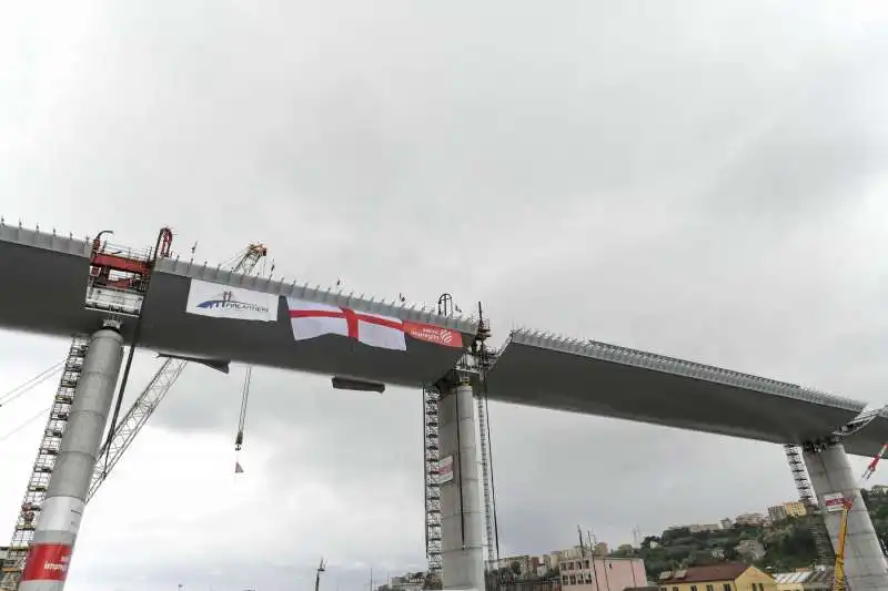 il varo dell'ultimo impalcato del nuovo ponte di genova  1