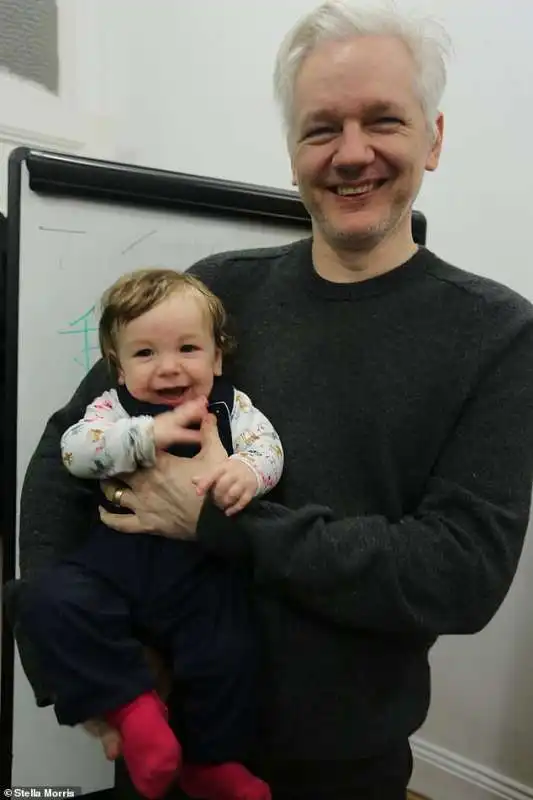 julian assange con il figlio gabriel 1