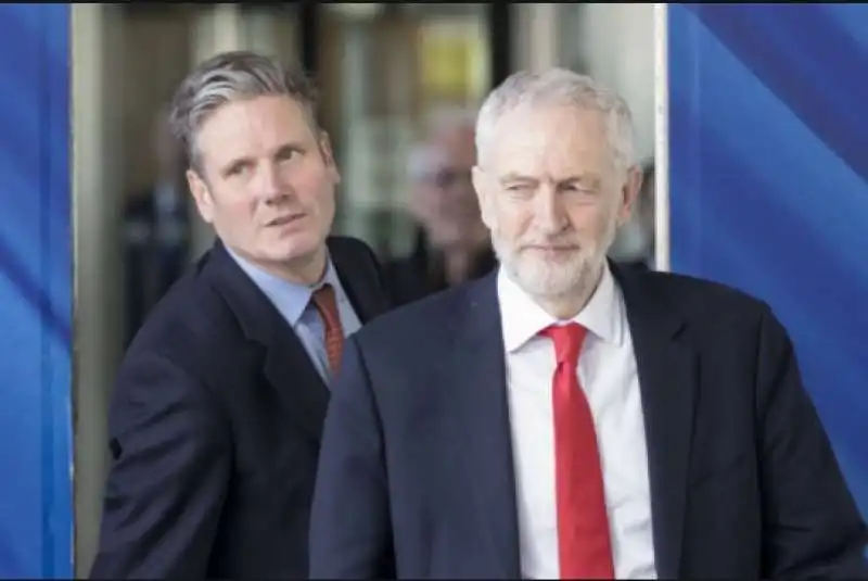 Keir Starmer e Jeremy Corbyn