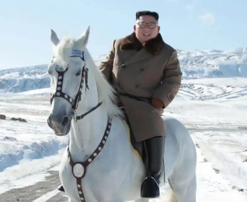 kim jong un a cavallo sul monte paektu