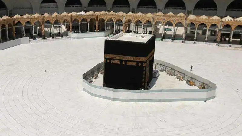 la mecca, kaaba deserta per coronavirus 1