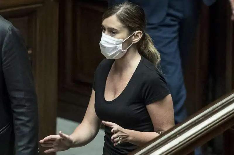 maria elena boschi con la mascherina alla camera 1