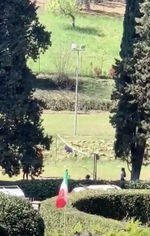 MATTEO RENZI PALLAVOLO NEL GIARDINO DI CASA