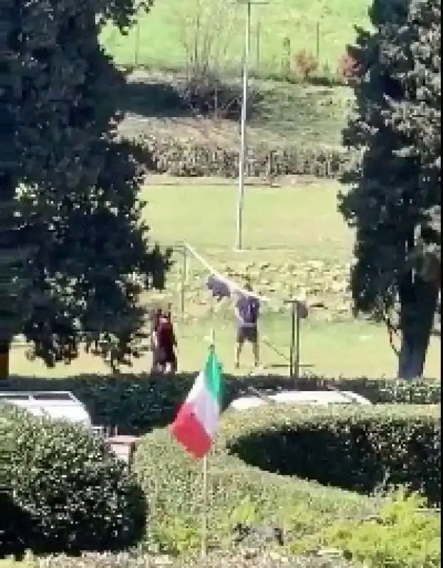 MATTEO RENZI PALLAVOLO NEL GIARDINO DI CASA