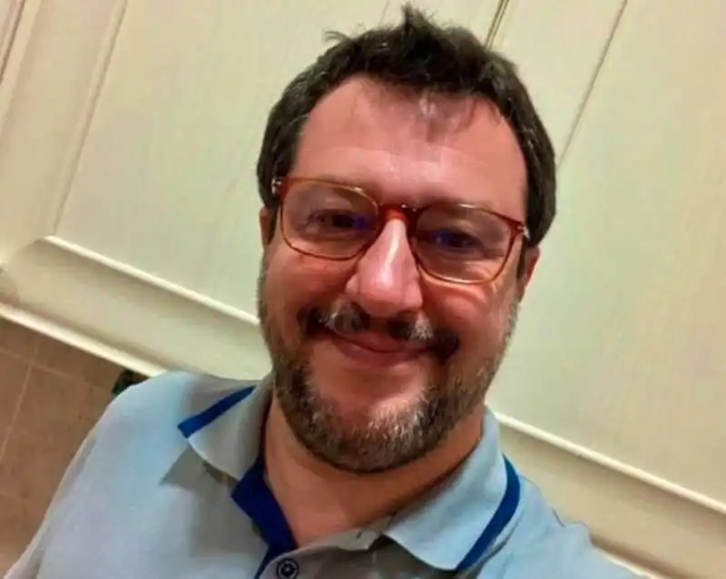 MATTEO SALVINI CON GLI OCCHIALI