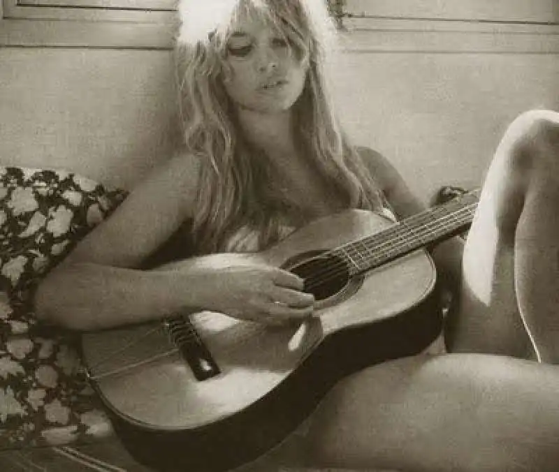 mughini brigitte bardot chitarra