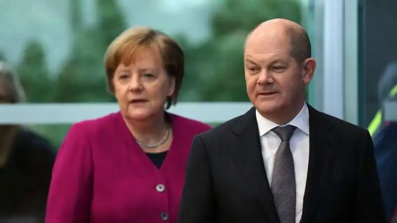 Olaf Scholz e Merkel