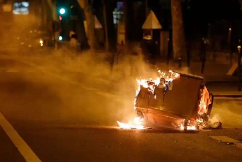 parigi   proteste nelle banlieue