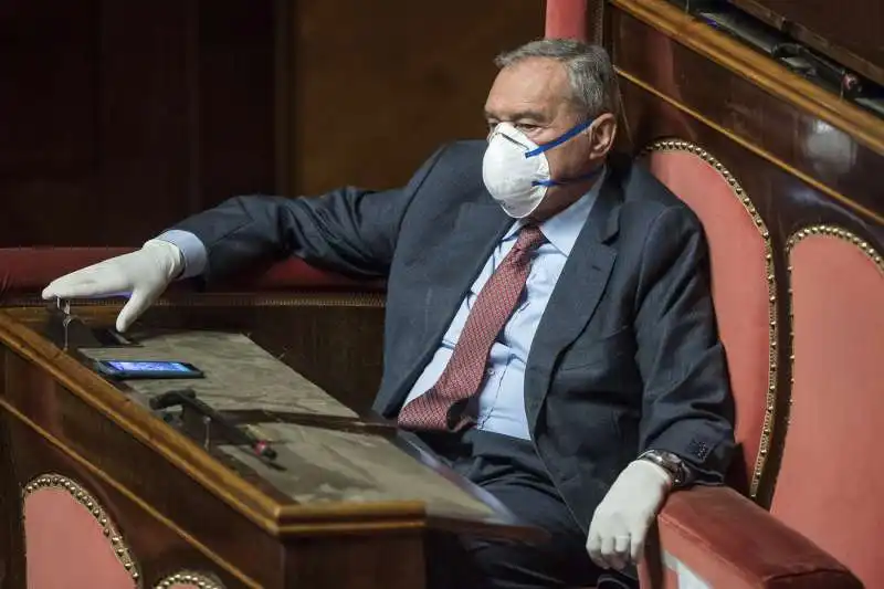 pietro grasso al senato con la mascherina