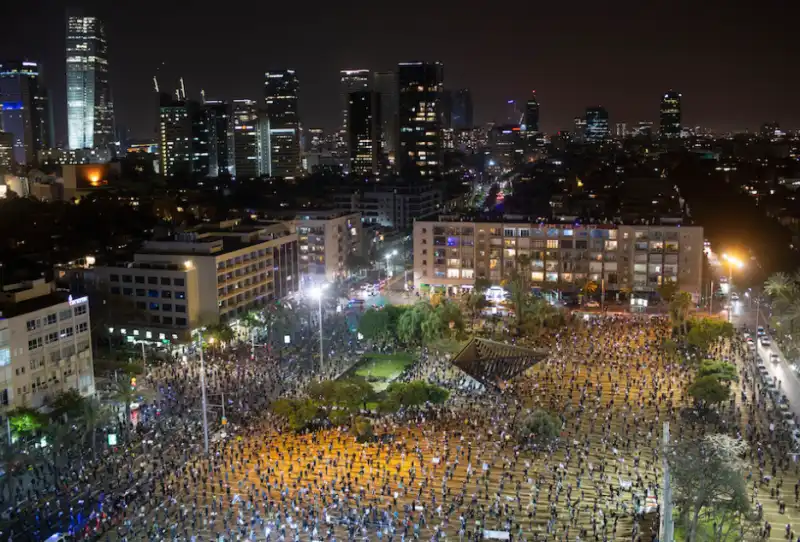 proteste contro netanyahu con distanza di sicurezza a tel aviv 19