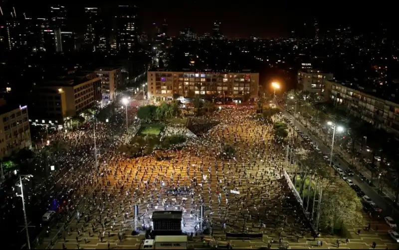 proteste contro netanyahu con distanza di sicurezza a tel aviv 7