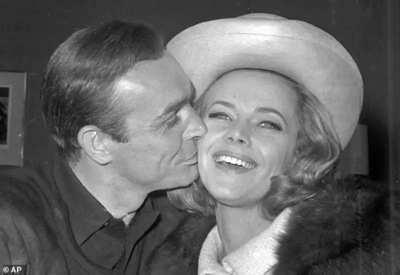 sean connery e honor blackman   goldfinger 1