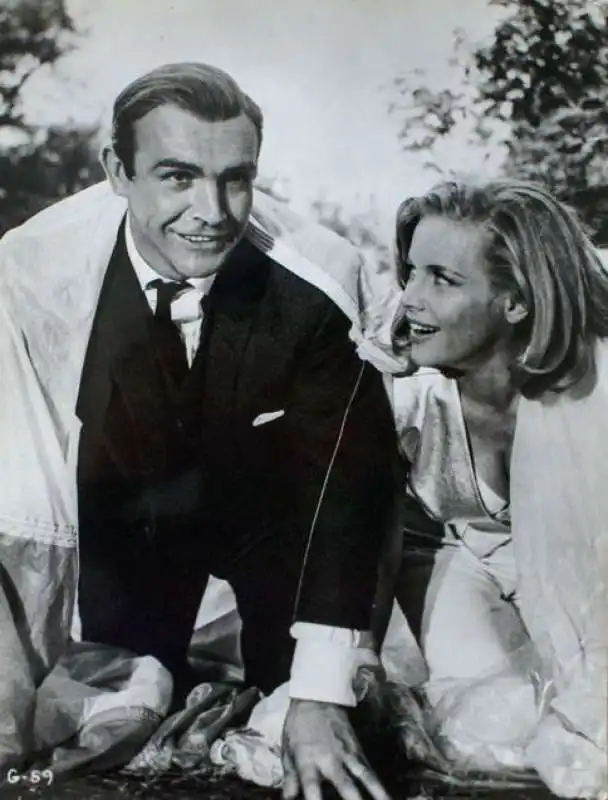 sean connery honor blackman   pussy galore in agente 007 missione goldfinger