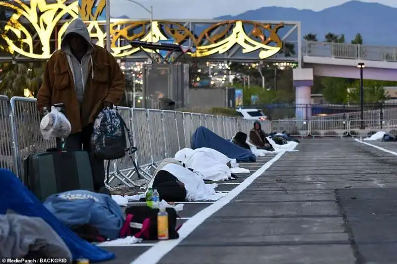 senzatetto fatti dormire in un parcheggio a las vegas 1